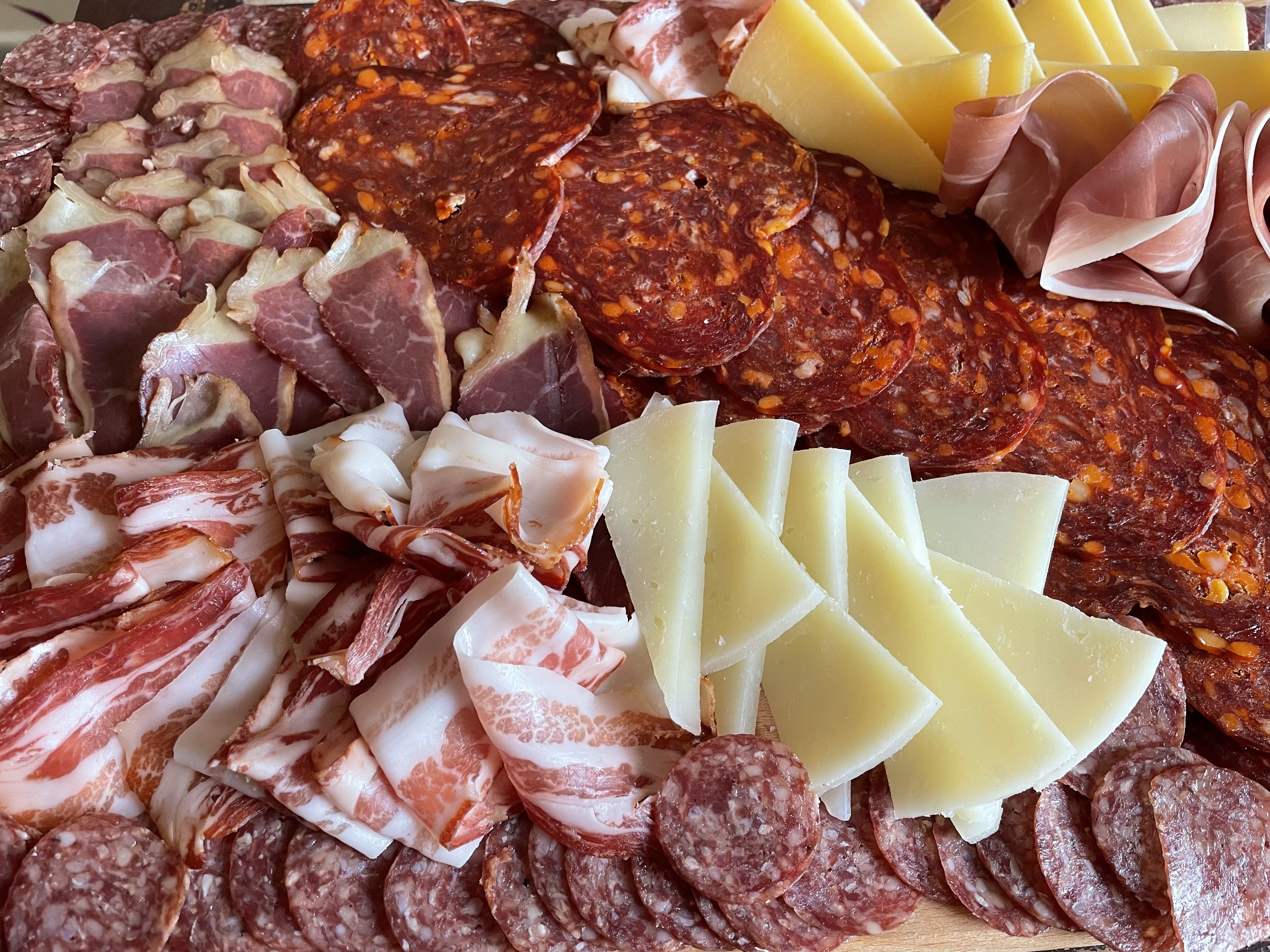 Tradiční chorvatské prkénko s výběrem uzenin, pršutu a sýrů