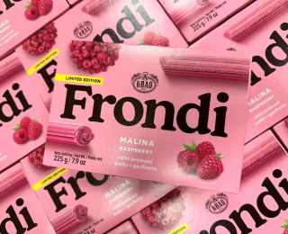 💖 NOVINKA, kterou prostě musíte ochutnat! 💖 Růžové vaflové trubičky? Ano! 😍🍓 Nové Kraš Frondi Malina vás dostanou na první...
