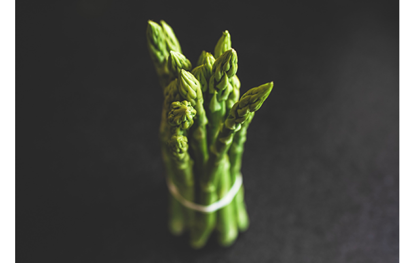 Zelený salát s chřestem a vejcem