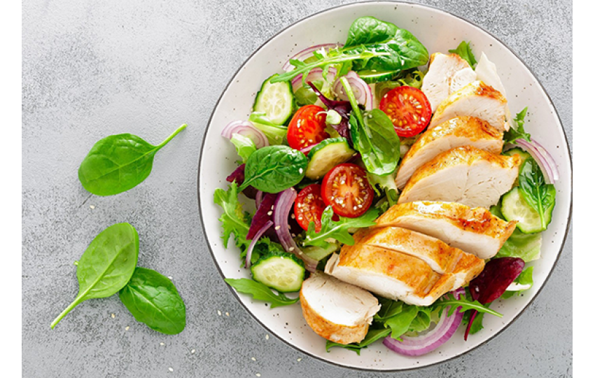 Grilované kuřecí prso s jarním salátkem