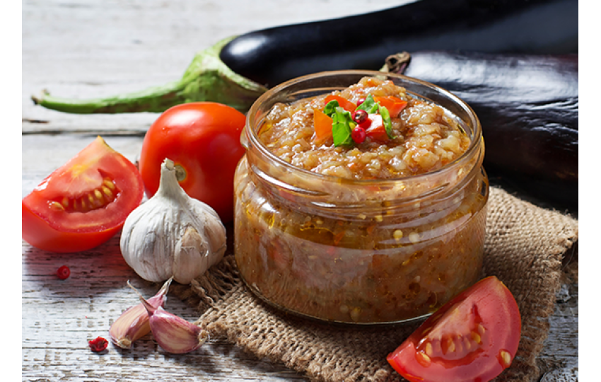 Baklažánový tatarák s cereálnym chlebom