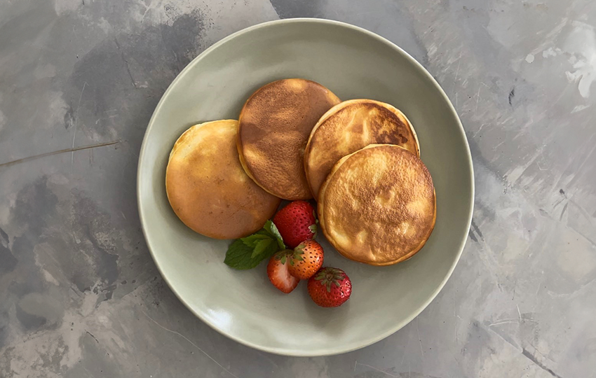 Proteinové lívance plněné jahodami