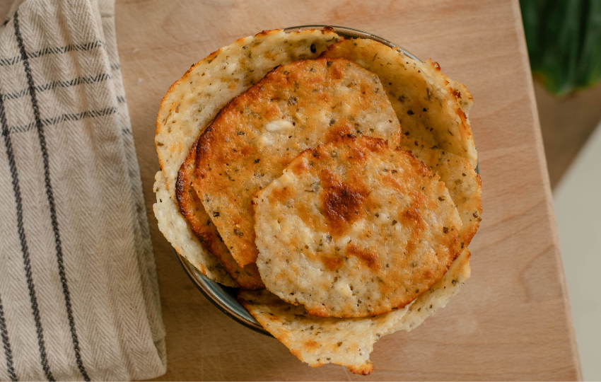 Cottage chipsy s parmezánom