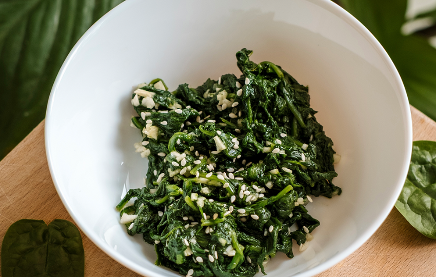 Špenátový salát se sezamem