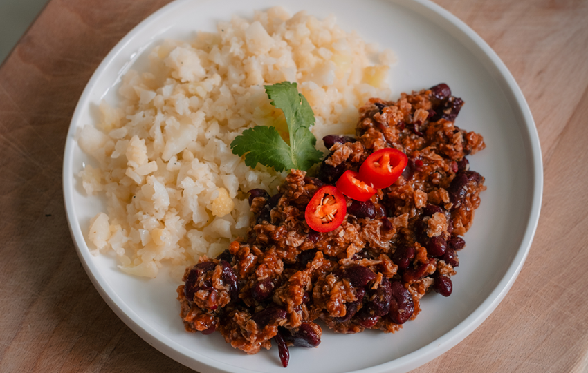 Proteínové chilli s karfiolovou ryžou
