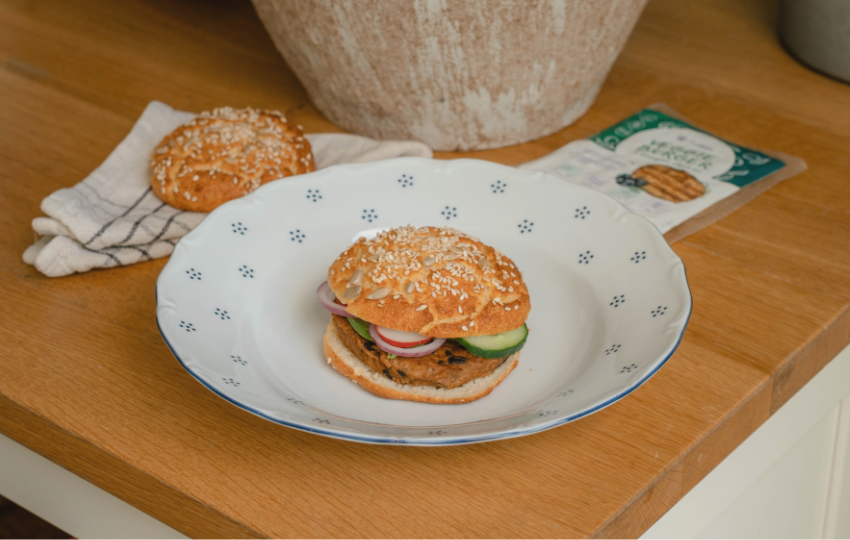 Domácí tvarohová bulka s Veggie burgerem a čerstvou zeleninou