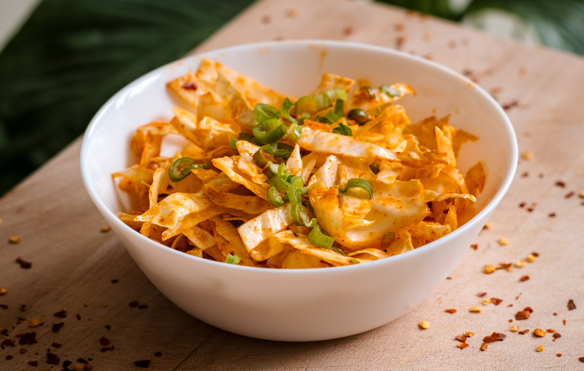 Ľahký šalát z hlávkovej kapusty s paprikou a chilli