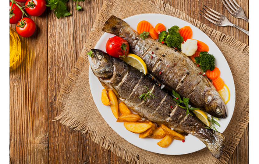 Pečený pstruh s čerstvými bylinkami a zemiakmi