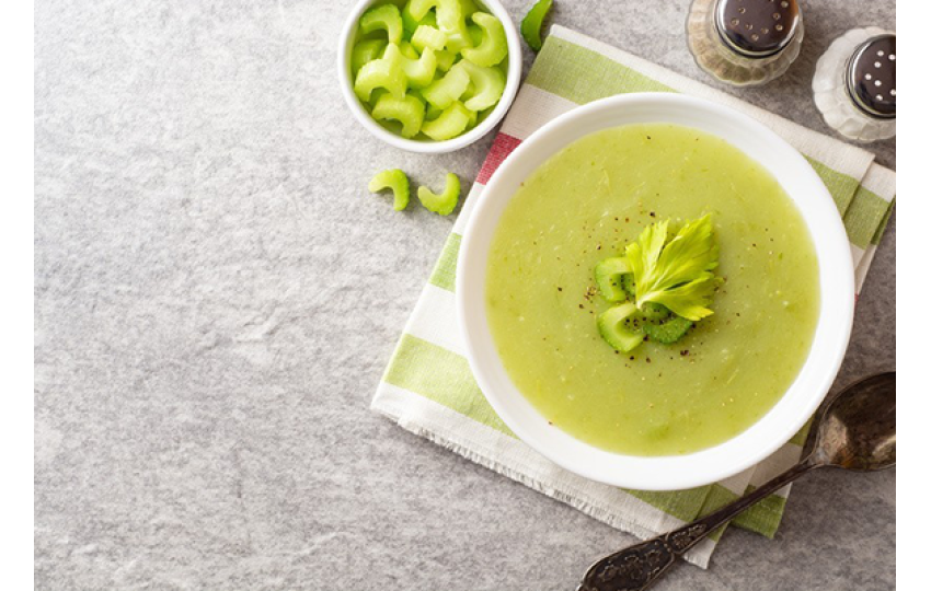 Svěží polévka z řapíkatého celeru