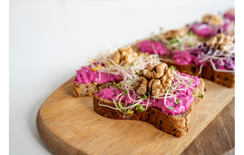 Nátierka z červenej repy s tvarohom, vlašskými orechmi a rukolou