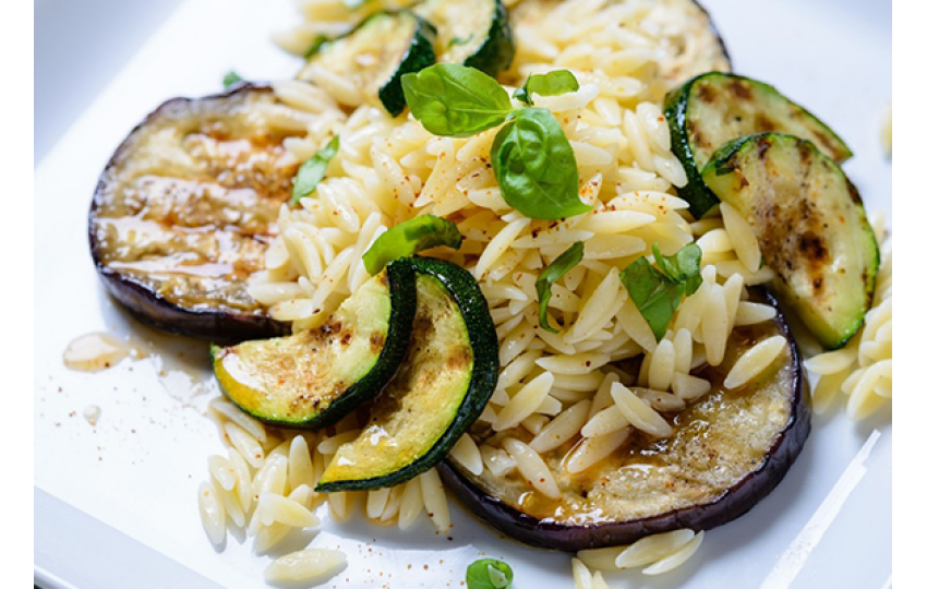 Těstoviny s lilkem a cuketou