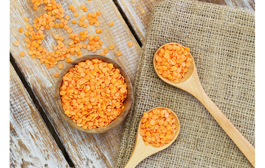 Čočkový salát se zeleninou a sýrem cottage