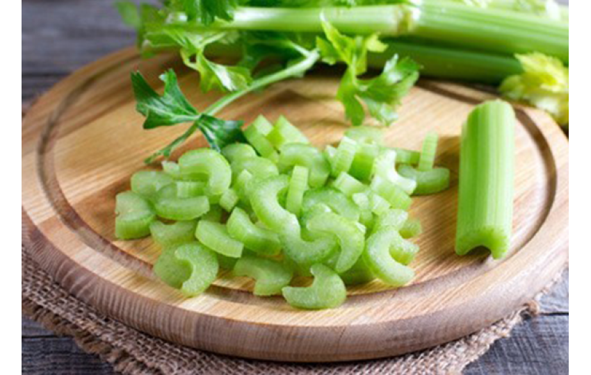 Lehounký salát z řapíkatého celeru