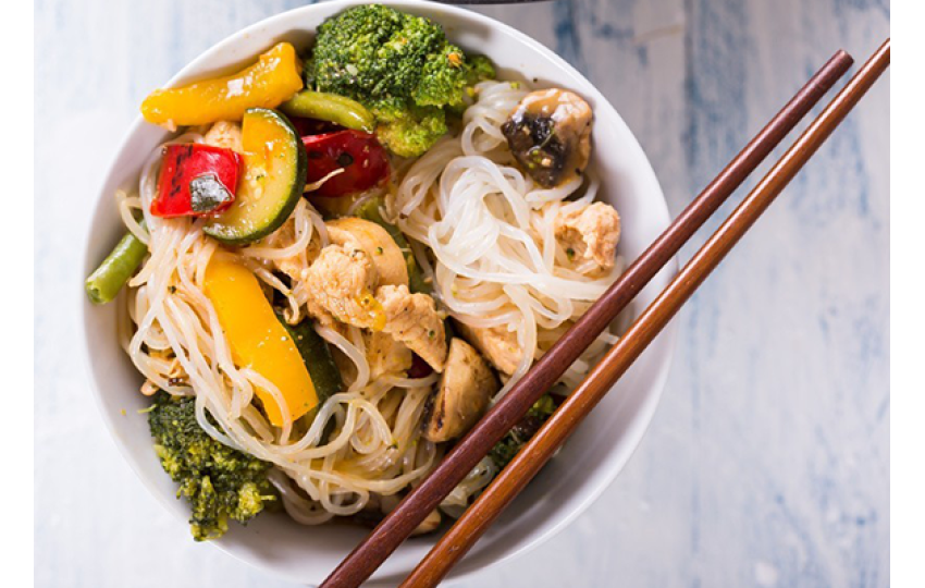 Konjakové nudle se zeleninou a krůtím masem