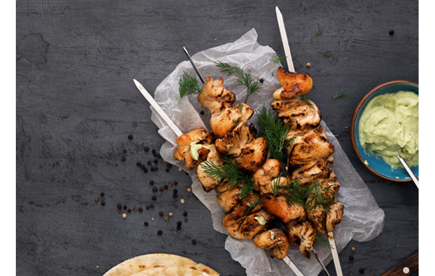 Kuřecí špízy s avokádovým dipem