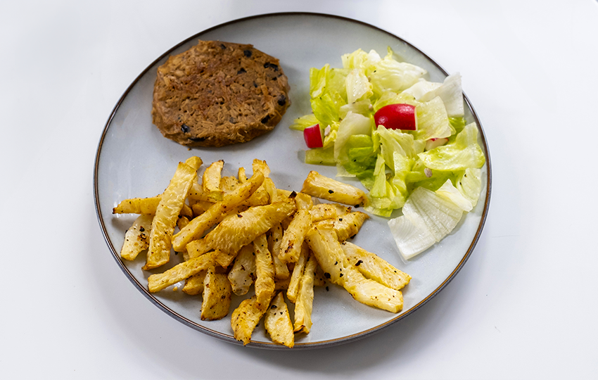 Veggie Burger s celerovými hranolky a salátkem