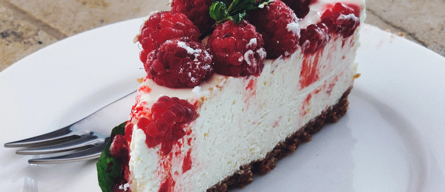 Cheesecake s jahodovým, mangovým nebo borůvkovým sirupem