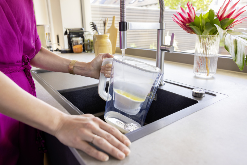 WFP_12_filling_pitcher_app_03_CI20-150_DPI