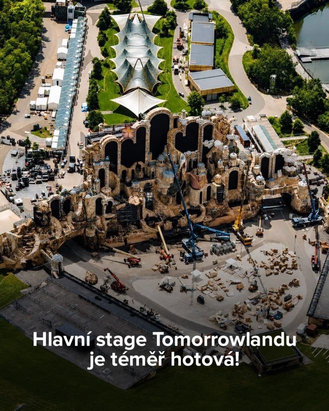 Teď na nás vyskočilo, že kdosi na Marketplace prodával 2 lístky za 40k.🤯