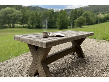 betonove posezeni imitace dreva stul