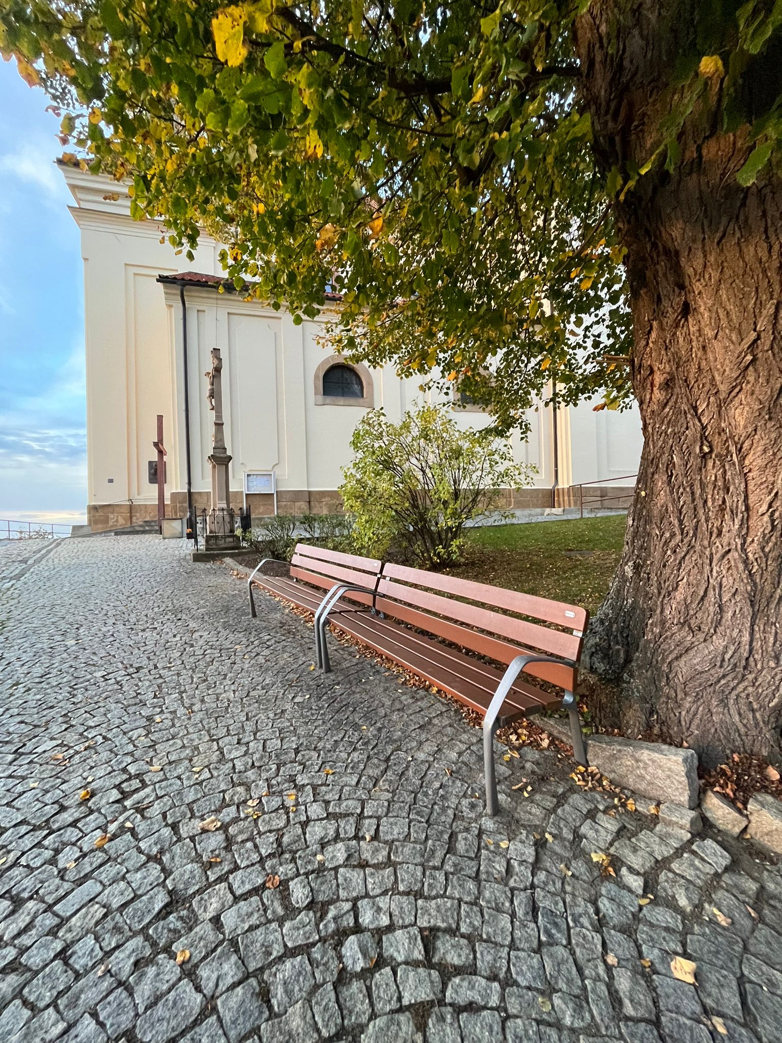Typy laviček pro města a obce a jejich výhody - litinové, kovové a betonové lavičky