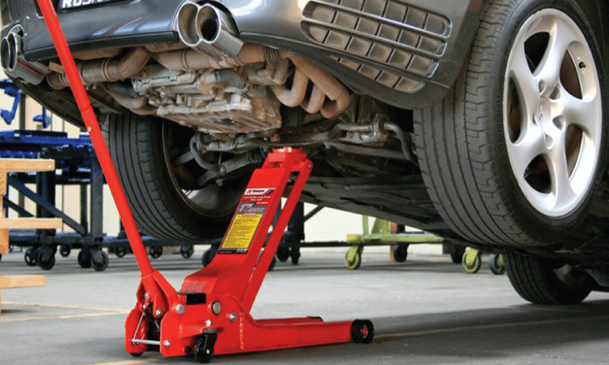 Zvedáky a hevery: Základní vybavení autoservisu a garáže.