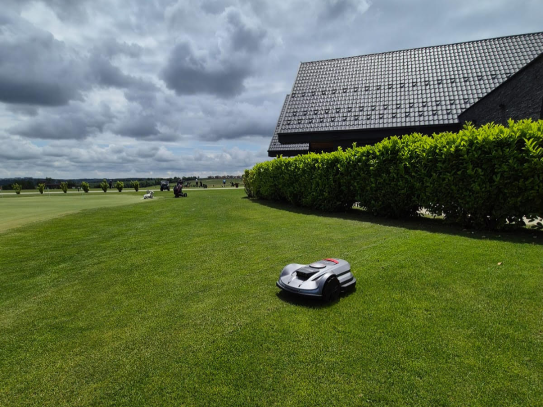Robotická sekačka Sunseeker Elite u club house Red Oak Nitra