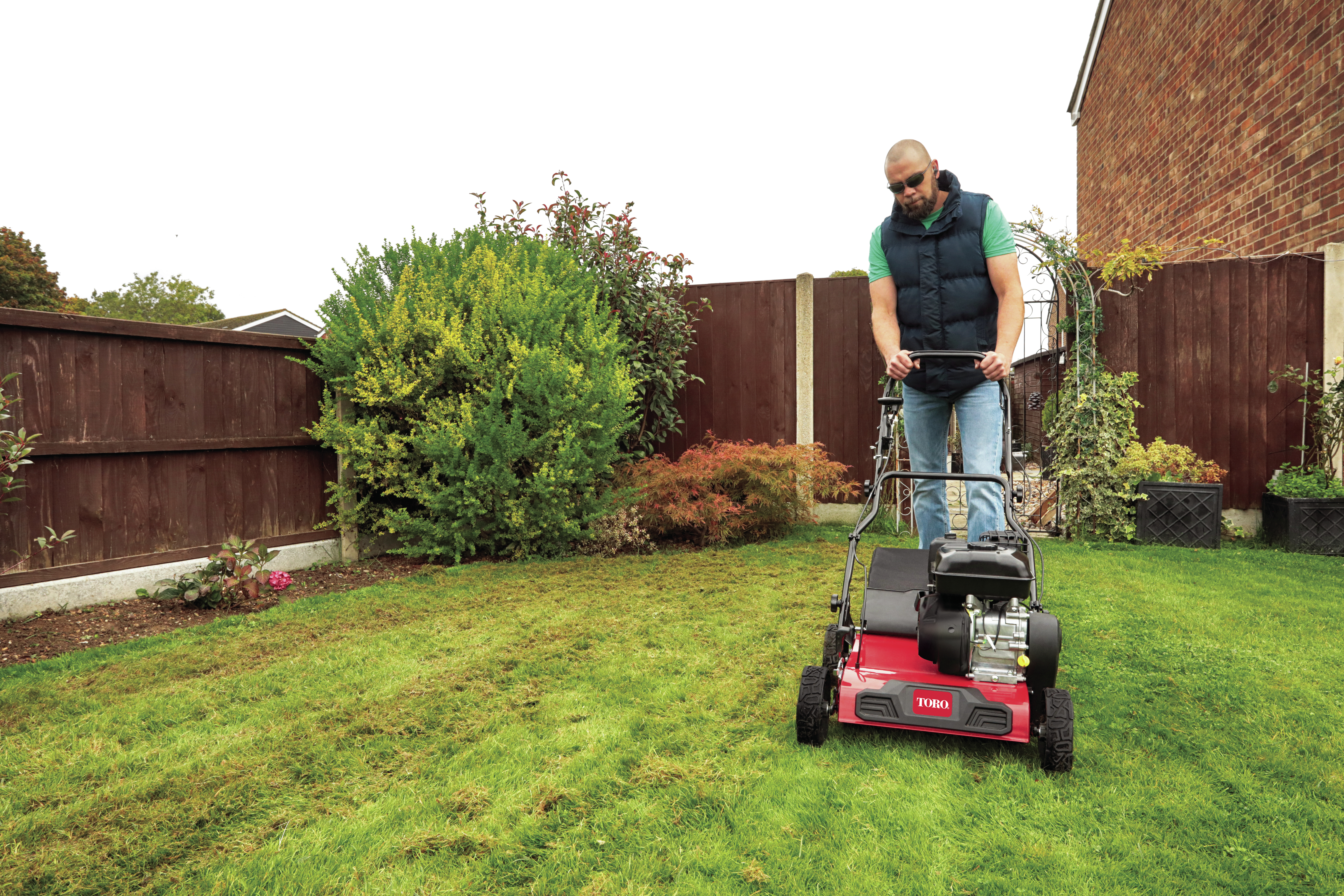 Vertikutátor Toro při práci na trávníku