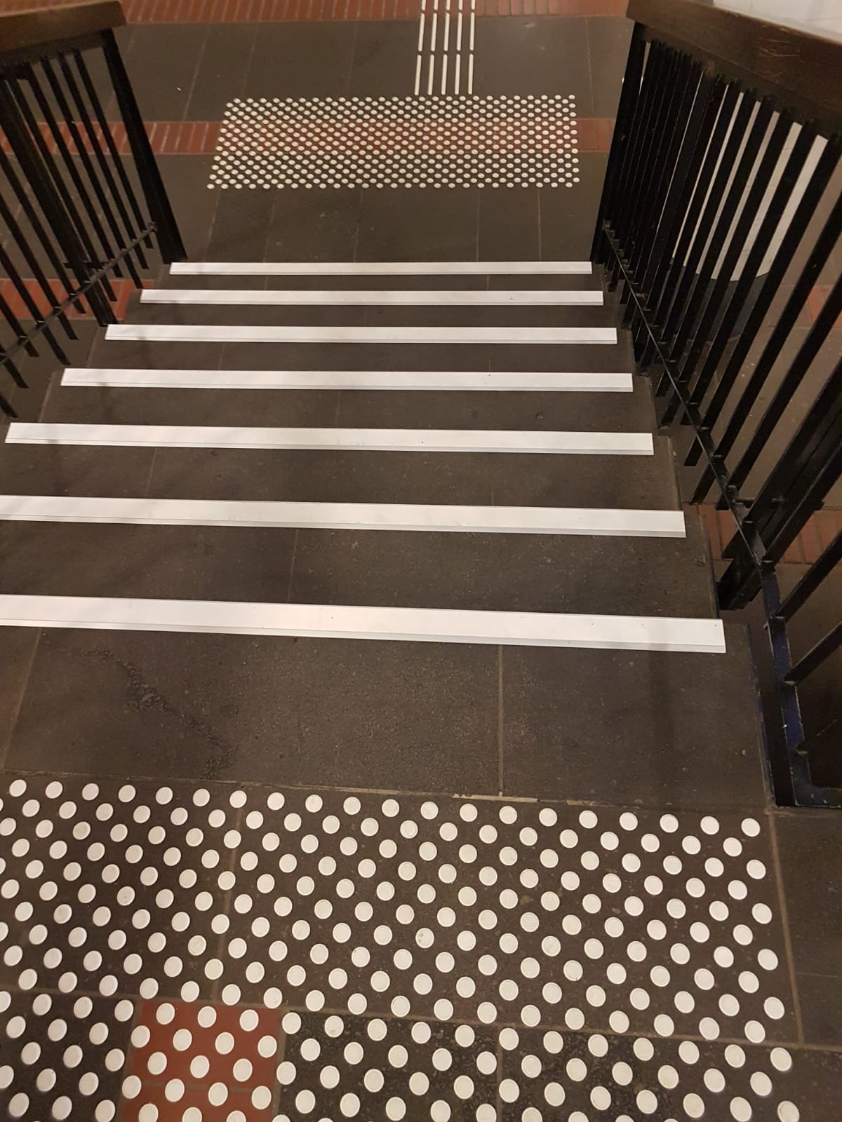 Noppe_Kunststoff_weiß_Treppenkantenprofil