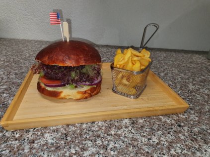 Big Black Angus burger (200) g, naše hranolky, kečup, tatarka, včetně boxů a balného