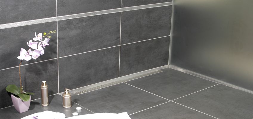 Tmavý kámen a nerezové lišty