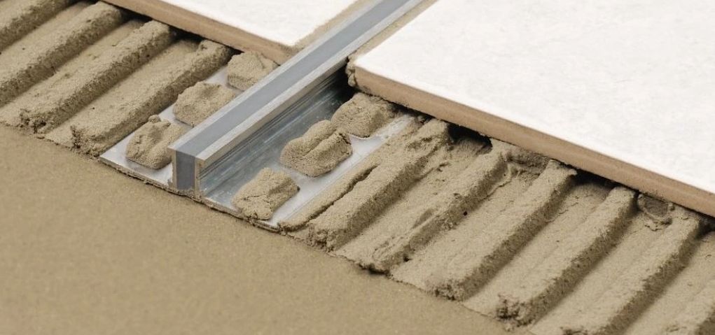 Dilatační profily v rodinném domě: Kam patří a proč na ně nezapomínat 🏡🧱