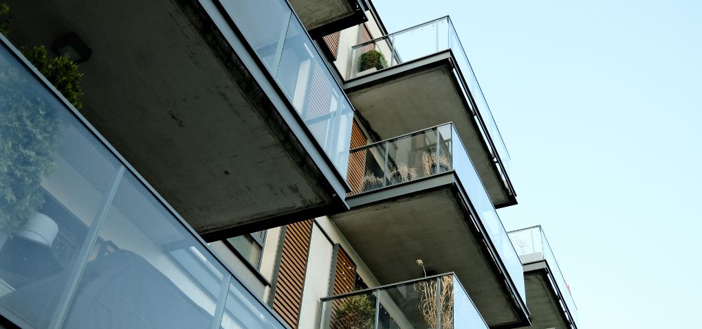 Balkonové profily: Proč jsou klíčové pro životnost balkonu či terasy 🏢🌧️
