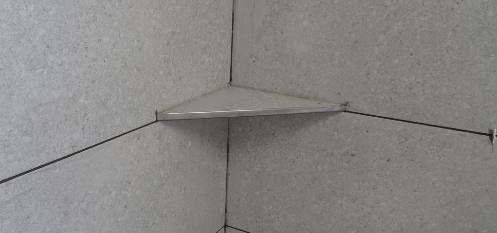 Sprchové poličky pod obklad