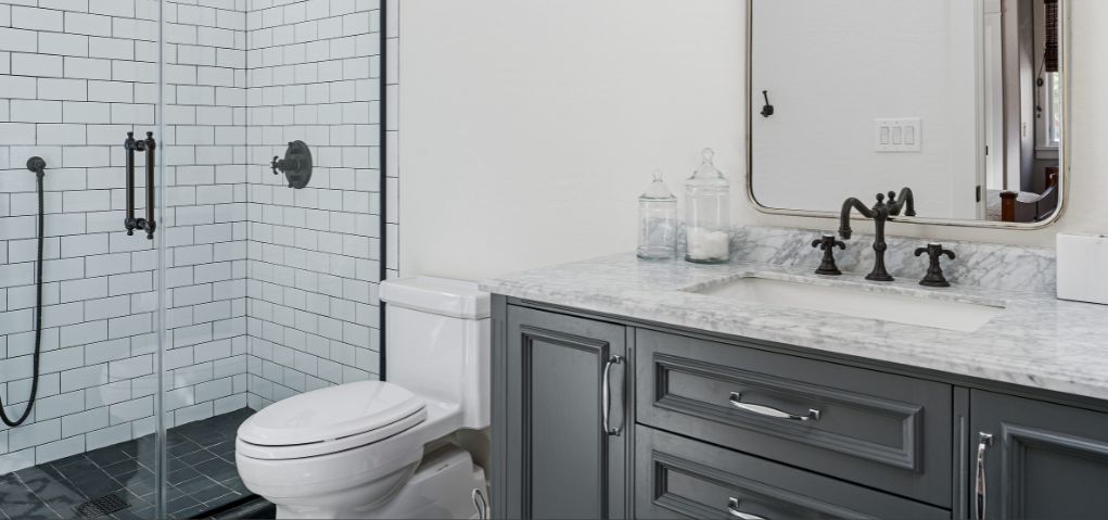 Proč používat nerezové lišty v koupelně místo plastových? 🛁🔩