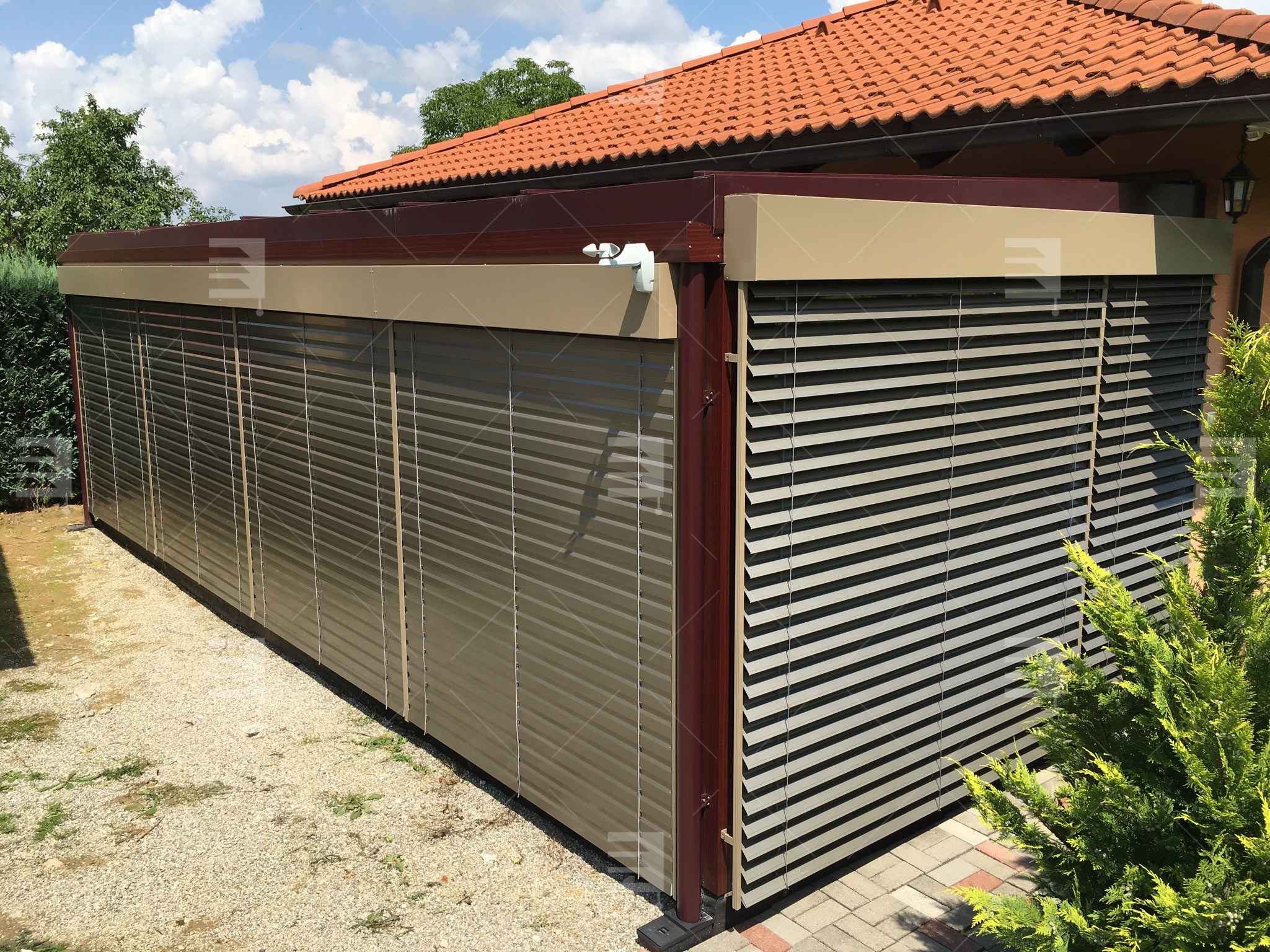 Dom v Rajci skrášľujú vonkajšie žalúzie