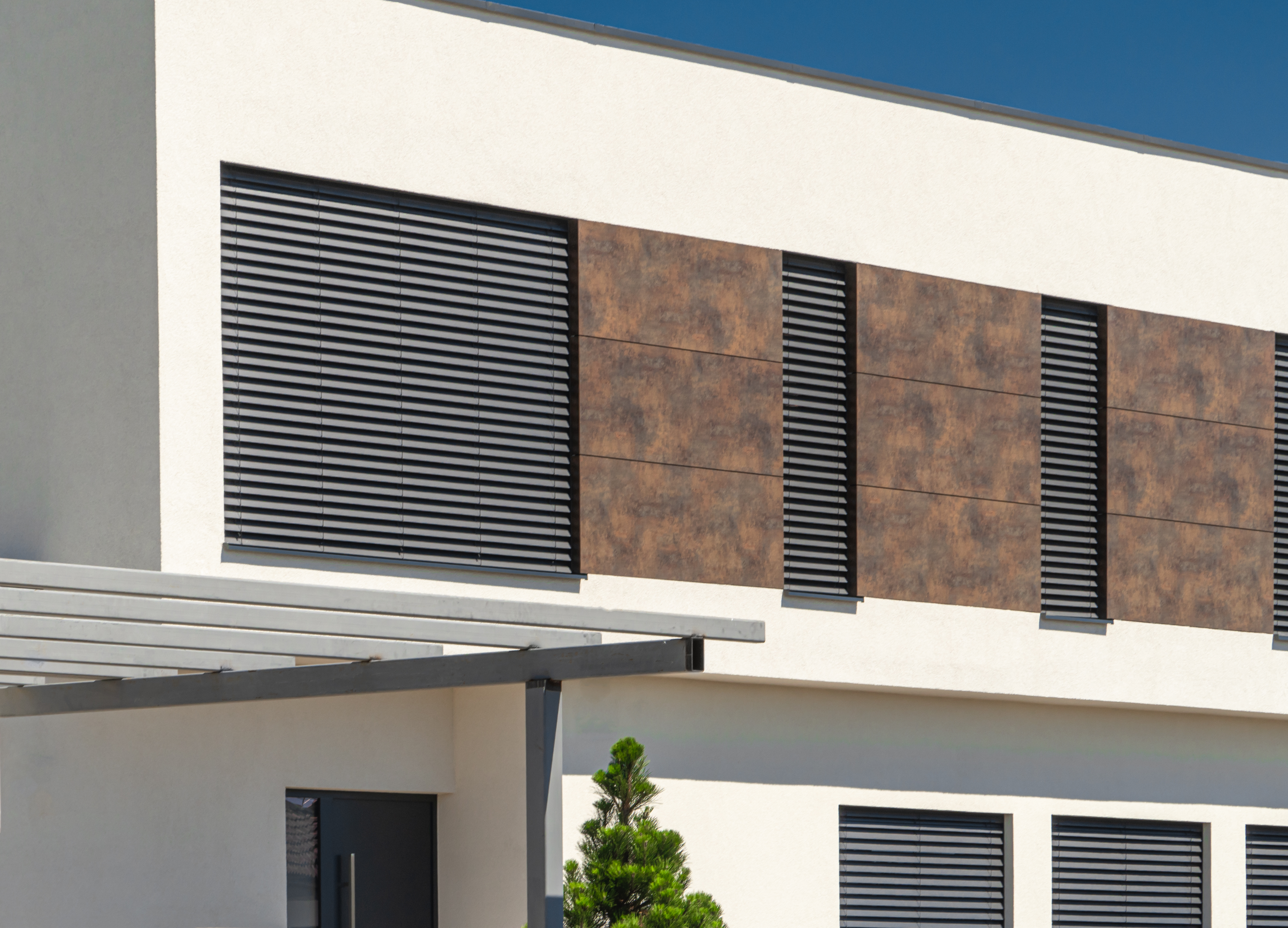 Ušetrite s vonkajšími žalúziami na chladení interiéru