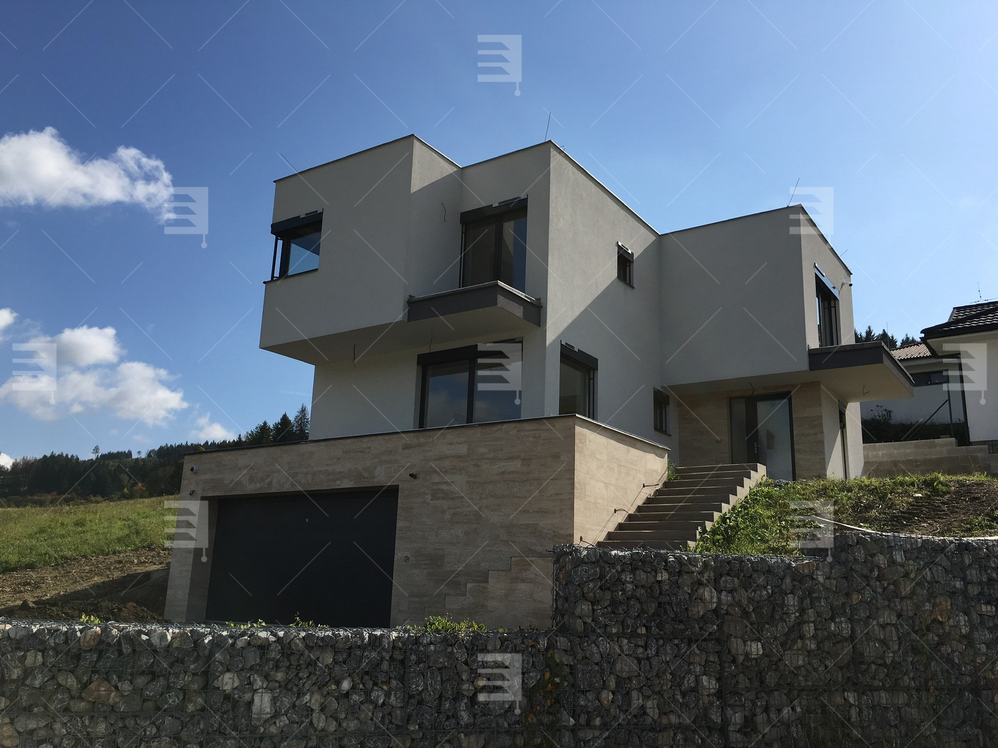 Majitelia domu v Devínskej Novej Vsi si zaobstarali vonkajšie žalúzie