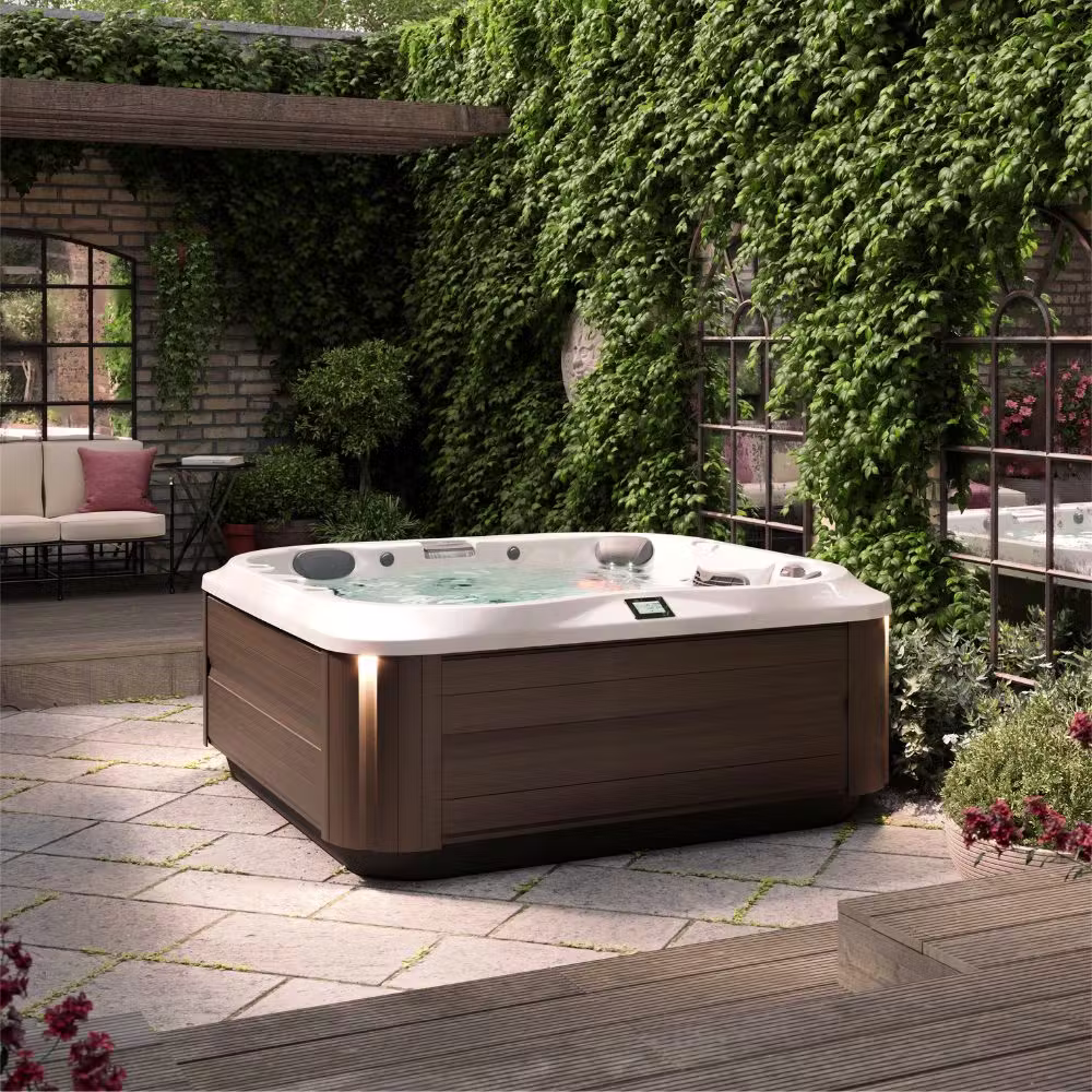 Venkovní vířivka Jacuzzi® na moderní terase