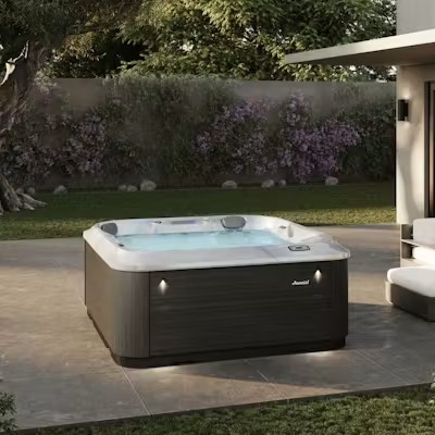 Vířivka Jacuzzi® J‑202™ se dvěma lounge pozicemi