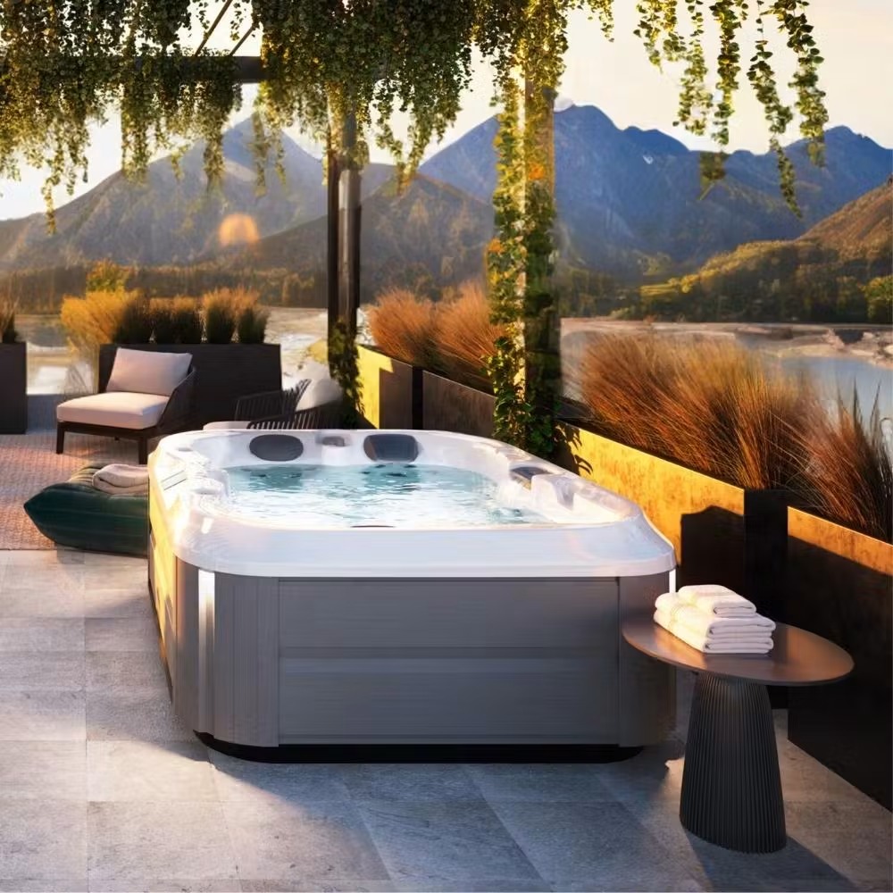 Kompaktní vířivka Jacuzzi® J‑315™ pro tři osoby