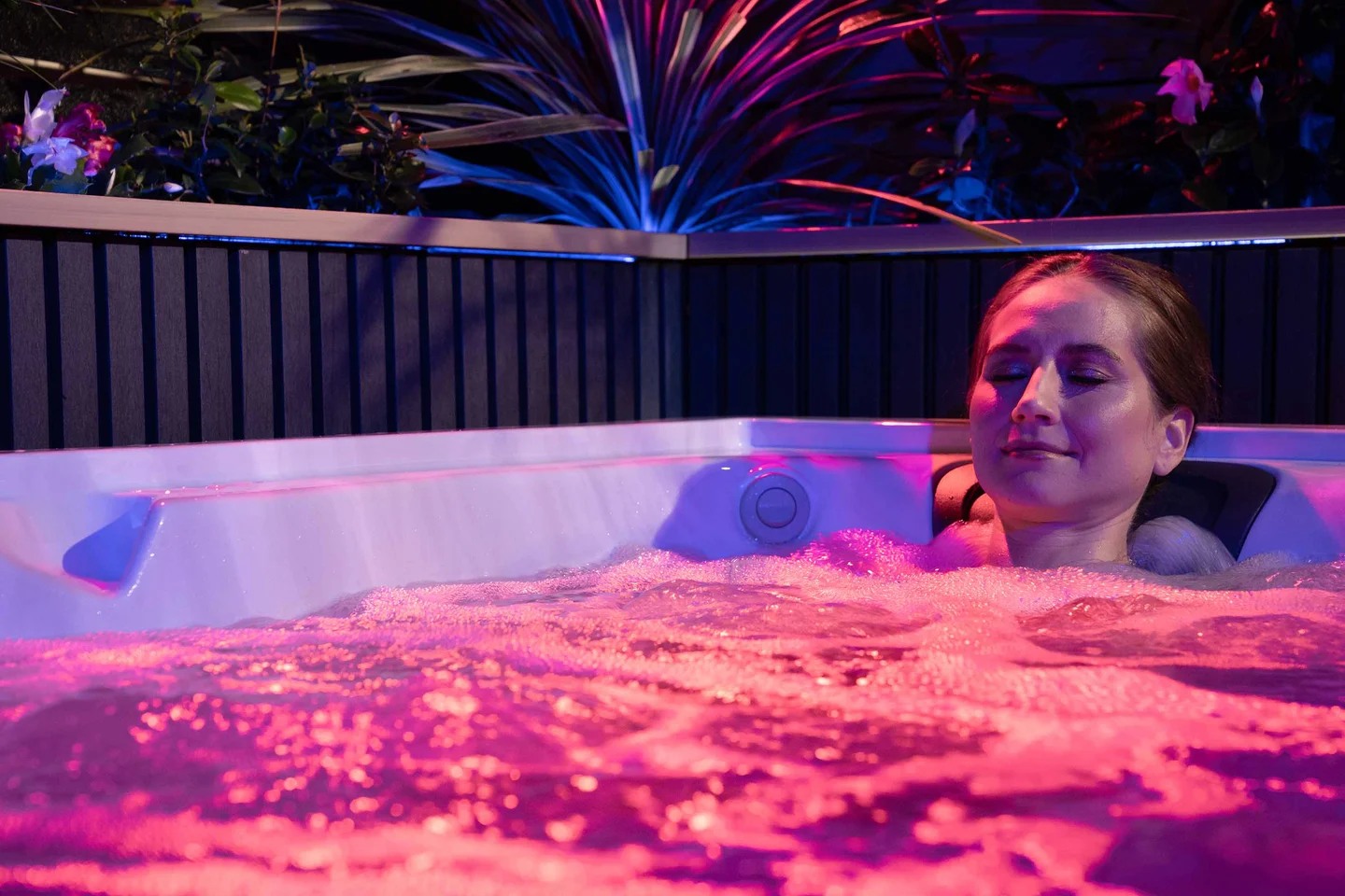 Vířivka Jacuzzi® J4™ při večerním používání