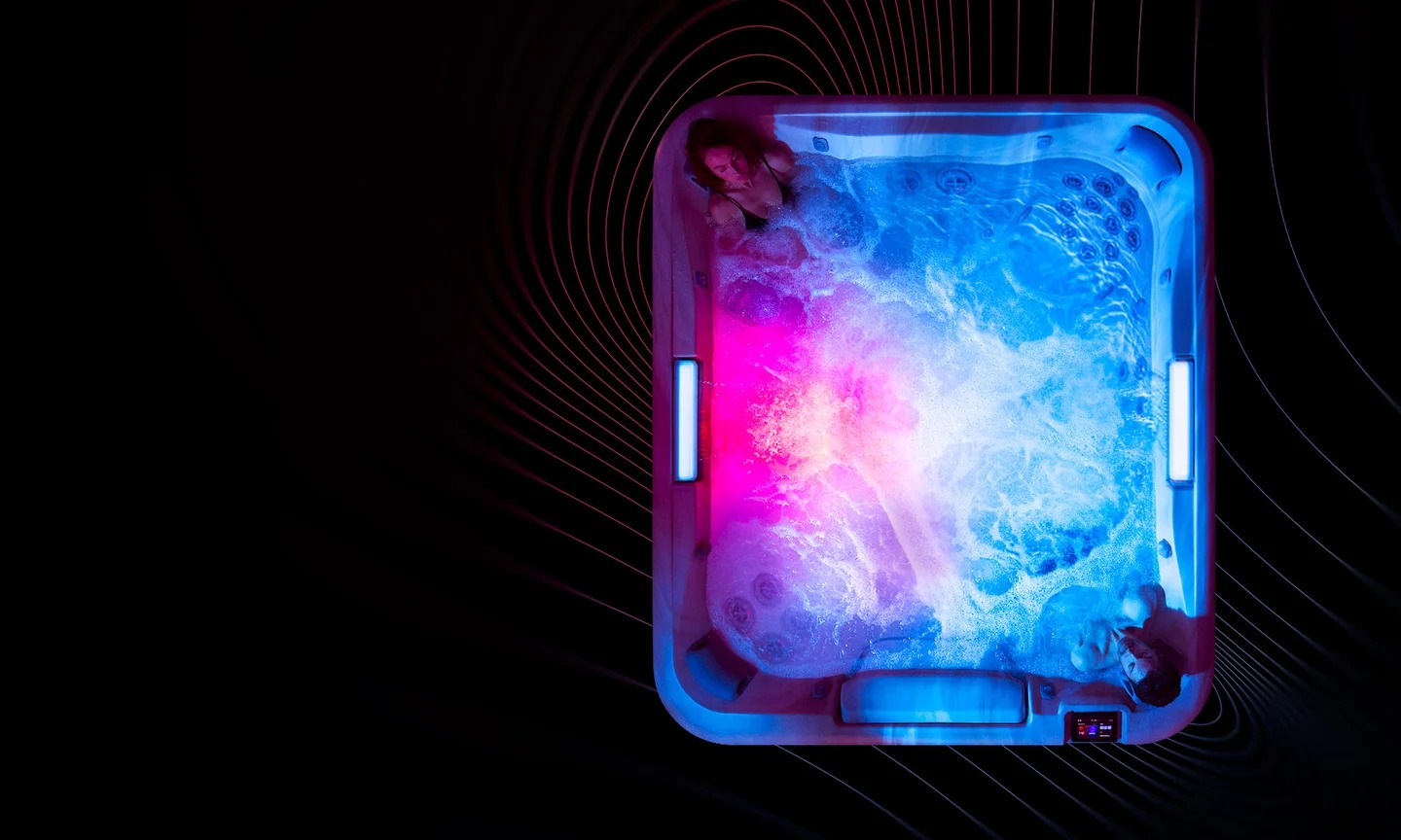 Prémiová vířivka Jacuzzi® z kolekce J5™ v moderním exteriéru