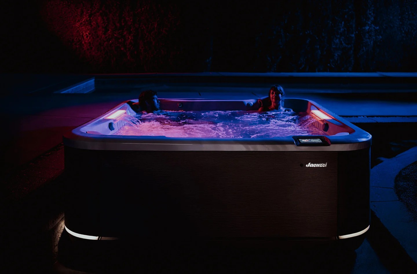 Jacuzzi® J508L™ při večerním používání