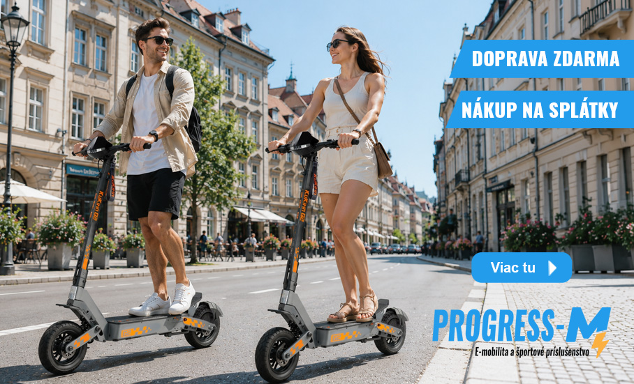 Akčný banner e-shopu Progress-M zobrazuje usmievavý pár jazdiaci na elektrických kolobežkách Kukirin G2 v historickom centre mesta. Banner láka na dopravu zadarmo a nákup na splátky s výzvou do akcie „Viac tu“.