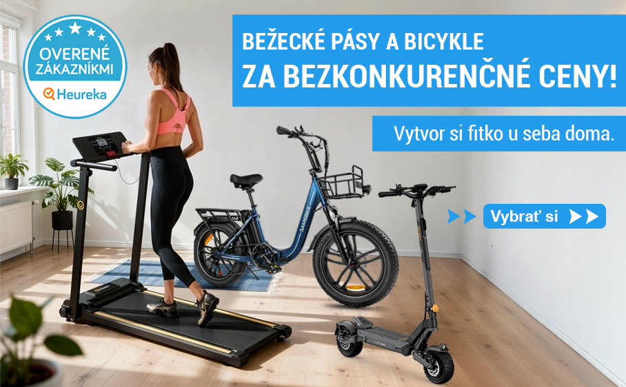 Žena cvičí na bežeckom páse v domácom prostredí vedľa elektrického bicykla a kolobežky.