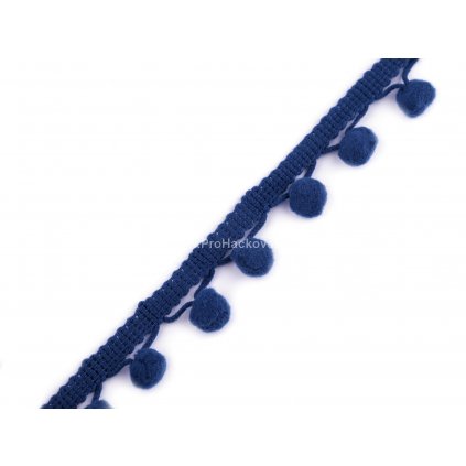 Šíře: 20 mm. Šíře lemu: 5 mm. Průměr bambulky: 10 mm. Počet bambulek: cca 45 ks / 1 m. Materiál: 100 % polyester. Stříháme od 1 m, dále po 10 cm. Prýmky zdobené bambulkami mají široké uplatnění. Můžete jej využít k lemování dekorací, bytových doplňků jako jsou polštáře, ubrusy apod. Hodí se i k našití na oděvní doplňky, např. šátky, tašky, obuv apod. Prýmky jsou baleny od výrobce po 13,5 m. V případě potřeby většího množství bude střiženo ze dvou nebo více balení.