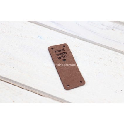 Hand Made koženková cedulka - přes okraj - se srdíčkem 20x50 mm hnědá