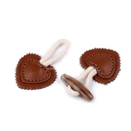 Zapínání s knoflíkem srdce hnědé