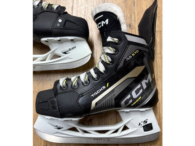 Brusle CCM TACKS AS570 JR, vel. 2/35 (221225)